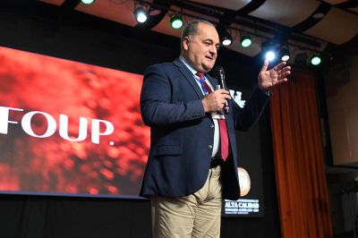 Reitora em exercício da Unesc, Gisele Coelho Lopes profere palestra sobre hiperconectividade e saúde no trabalho na Colômbia