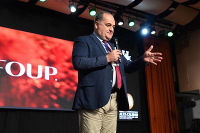 Reitora em exercício da Unesc, Gisele Coelho Lopes profere palestra sobre hiperconectividade e saúde no trabalho na Colômbia