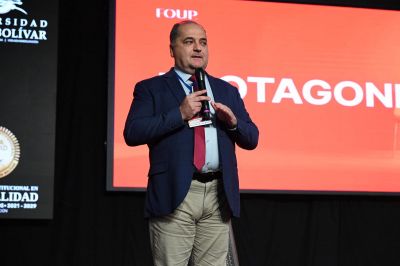 Reitora em exercício da Unesc, Gisele Coelho Lopes profere palestra sobre hiperconectividade e saúde no trabalho na Colômbia