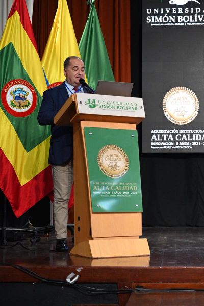 Reitora em exercício da Unesc, Gisele Coelho Lopes profere palestra sobre hiperconectividade e saúde no trabalho na Colômbia