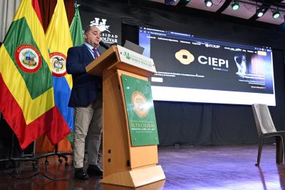 Reitora em exercício da Unesc, Gisele Coelho Lopes profere palestra sobre hiperconectividade e saúde no trabalho na Colômbia