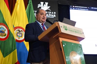 Reitora em exercício da Unesc, Gisele Coelho Lopes profere palestra sobre hiperconectividade e saúde no trabalho na Colômbia