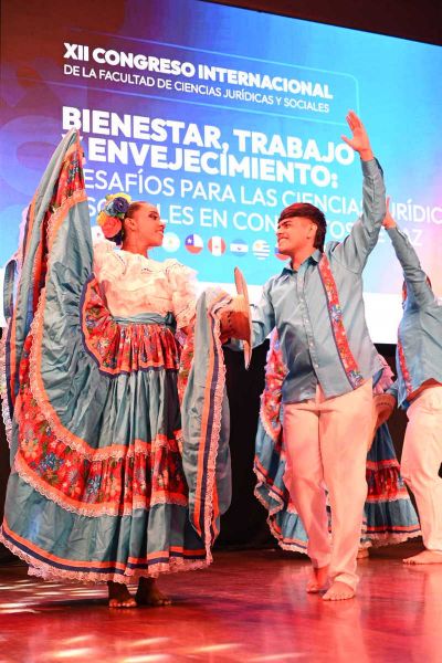 Reitora em exercício da Unesc, Gisele Coelho Lopes profere palestra sobre hiperconectividade e saúde no trabalho na Colômbia