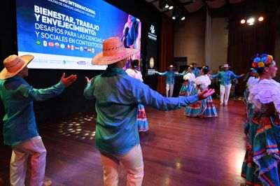 Reitora em exercício da Unesc, Gisele Coelho Lopes profere palestra sobre hiperconectividade e saúde no trabalho na Colômbia