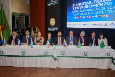 Reitora em exercício da Unesc, Gisele Coelho Lopes profere palestra sobre hiperconectividade e saúde no trabalho na Colômbia