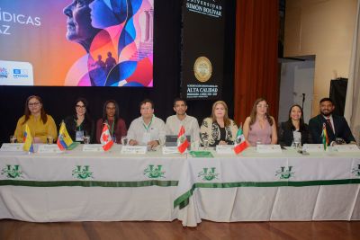 Reitora em exercício da Unesc, Gisele Coelho Lopes profere palestra sobre hiperconectividade e saúde no trabalho na Colômbia