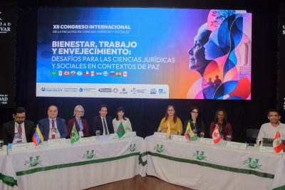 Reitora em exercício da Unesc, Gisele Coelho Lopes profere palestra sobre hiperconectividade e saúde no trabalho na Colômbia