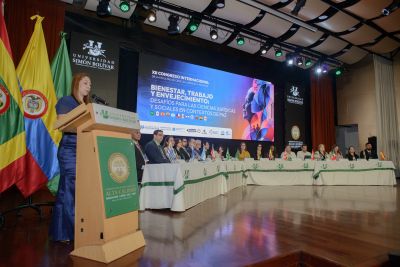Reitora em exercício da Unesc, Gisele Coelho Lopes profere palestra sobre hiperconectividade e saúde no trabalho na Colômbia