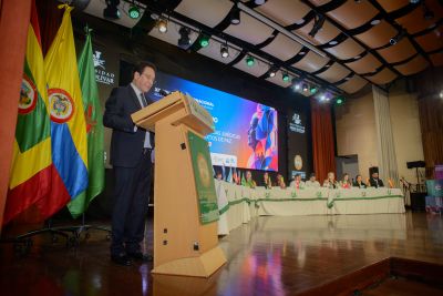Reitora em exercício da Unesc, Gisele Coelho Lopes profere palestra sobre hiperconectividade e saúde no trabalho na Colômbia