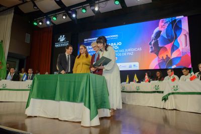 Reitora em exercício da Unesc, Gisele Coelho Lopes profere palestra sobre hiperconectividade e saúde no trabalho na Colômbia