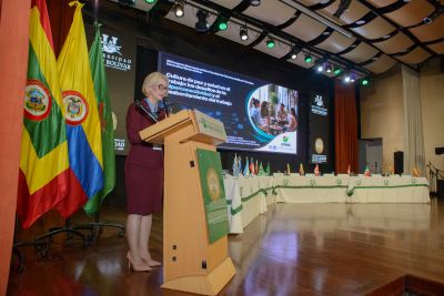 Reitora em exercício da Unesc, Gisele Coelho Lopes profere palestra sobre hiperconectividade e saúde no trabalho na Colômbia