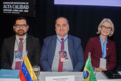 Reitora em exercício da Unesc, Gisele Coelho Lopes profere palestra sobre hiperconectividade e saúde no trabalho na Colômbia