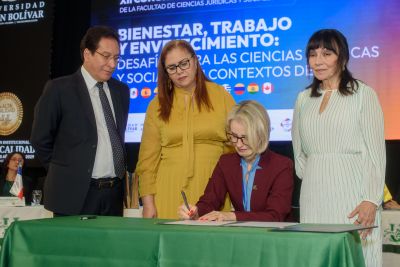 Reitora em exercício da Unesc, Gisele Coelho Lopes profere palestra sobre hiperconectividade e saúde no trabalho na Colômbia