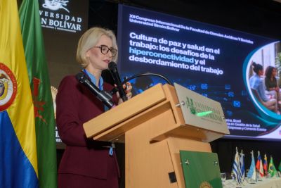 Reitora em exercício da Unesc, Gisele Coelho Lopes profere palestra sobre hiperconectividade e saúde no trabalho na Colômbia