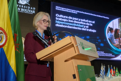 Reitora em exercício da Unesc, Gisele Coelho Lopes profere palestra sobre hiperconectividade e saúde no trabalho na Colômbia