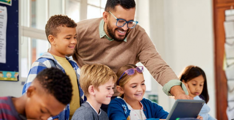 Qualificação docente impulsiona educação no Sul de Santa Catarina, mas desafios tecnológicos ainda preocupam