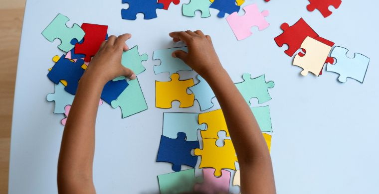 Censo 2022 mostra mais de 11 mil casos de autismo registrados no Sul de Santa Catarina: estudo revela concentração em grandes municípios e desafios na inclusão