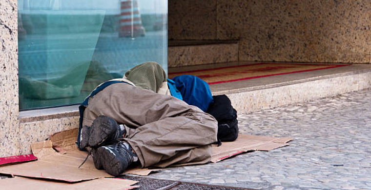 Aumento de pessoas em situação de rua preocupa Araranguá: predominância masculina e de migrantes