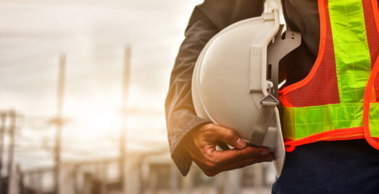 Serviços impulsionam saldo positivo de empregos no Sul de Santa Catarina, mas indústria segue em retração