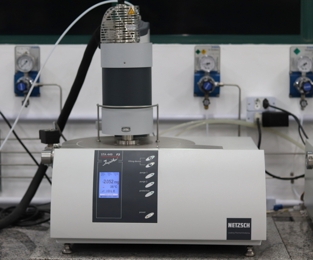 Analisador térmico simultâneo (TG-DSC/DTA)
